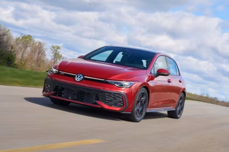 Thông tin Golf sắp ra mắt hiện đã được Volkswagen Việt Nam xác nhận. Một số đại lý cũng tiết lộ xe có thể được ra mắt ngay trong tháng 9 tới. Đây là lần đầu tiên Volkswagen Golf được phân phối chính thức tại Việt Nam, thay vì qua các đơn vị nhập khẩu không chính hãng như trước đây.