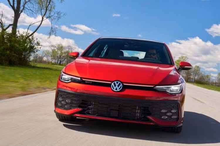 Theo nguồn tin từ đại lý, Volkswagen Golf sẽ có 3 tùy chọn động cơ. Bản tiêu chuẩn nhiều khả năng sẽ là Golf R-Line, được trang bị động cơ 1.5L tăng áp cho công suất 148 mã lực và mô-men xoắn 250 Nm.