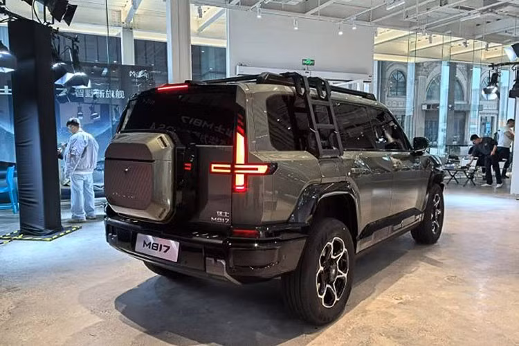 Xe có kích thước (Dài x Rộng x Cao) lần lượt là (5.100 x 1.998 x 1.899)mm, chiều dài cơ sở 3.005 mm, góc tiếp cận 33 độ, góc thoát 34 độ và khoảng sáng gầm xe lên tới 385 mm với hệ thống treo khí nén, sẵn sàng chinh phục địa hình.