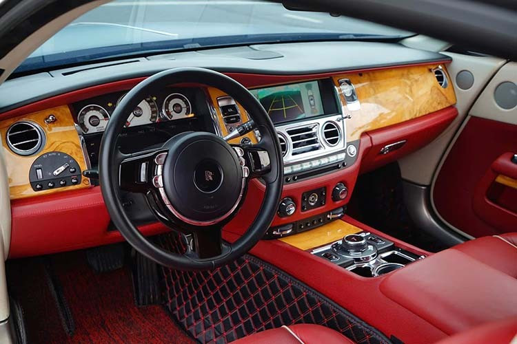 Rolls-Royce Wraith sinh ra để phục vụ các doanh nhân rẻ tuổi muốn sở hữu 1 chiếc xe siêu sang nhưng có phẩm chất của thể thao. Cửa tự sát là điểm nhấn cho Rolls-Royce Wraith, bên cạnh nội thất 4 chỗ đủ chỗ cho người lớn trải nghiệm.