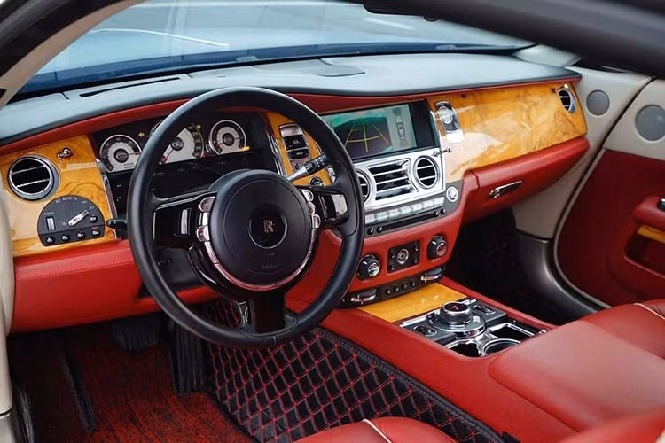 Rolls-Royce Wraith sinh ra để phục vụ các doanh nhân rẻ tuổi muốn sở hữu 1 chiếc xe siêu sang nhưng có phẩm chất của thể thao. Cửa tự sát là điểm nhấn cho Rolls-Royce Wraith, bên cạnh nội thất 4 chỗ đủ chỗ cho người lớn trải nghiệm.