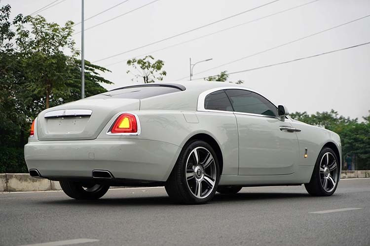 Xe siêu sang Rolls-Royce Wraith sử dụng khối động cơ V12, dung tích 6.6 lít, sản sinh công suất tối đa 623 mã lực tại vòng tua máy 5.600 vòng/phút và mô-men xoắn cực đại đạt 800 Nm tại dải vòng tua máy 1.500 – 5.500 vòng/phút.