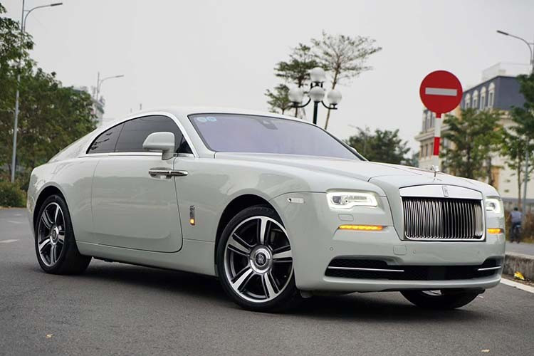 Thông về việc Huấn hoa hồng đã bán đi chiếc coupe siêu sang Rolls-Royce Wraith vào năm ngoái từng thu hút sự quan tâm của cộng đồng mạng. Được biết, tay chơi này chỉ mới sở hữu xe hơn 1 năm và sau đó rao bán.