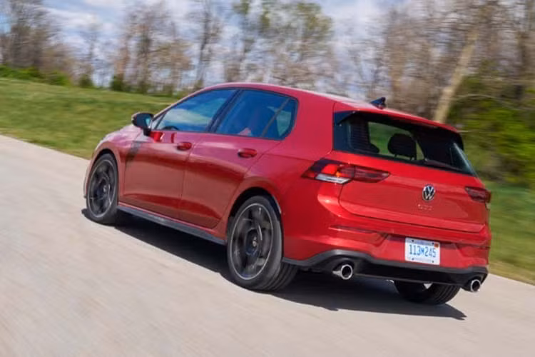 Dự kiến, mẫu xe Volkswagen Golf 2025 tại Việt Nam sẽ có 4 phiên bản, với giá bán khởi điểm từ hơn 1,2 tỷ đồng cho bản tiêu chuẩn và lên đến khoảng 2,3 tỷ đồng cho bản cao cấp nhất.