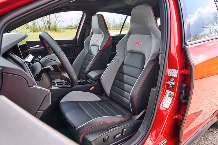 Nội thất của Golf hứa hẹn sẽ hiện đại hơn đáng kể so với các mẫu xe Volkswagen đang bán tại thị trường Việt Nam. Khoang cabin của xe nổi bật với hai màn hình kỹ thuật số: một cụm đồng hồ kỹ thuật số 10,25 inch phía sau vô-lăng và màn hình trung tâm 12 inch đặt nổi, tạo cảm giác giống như máy tính bảng.