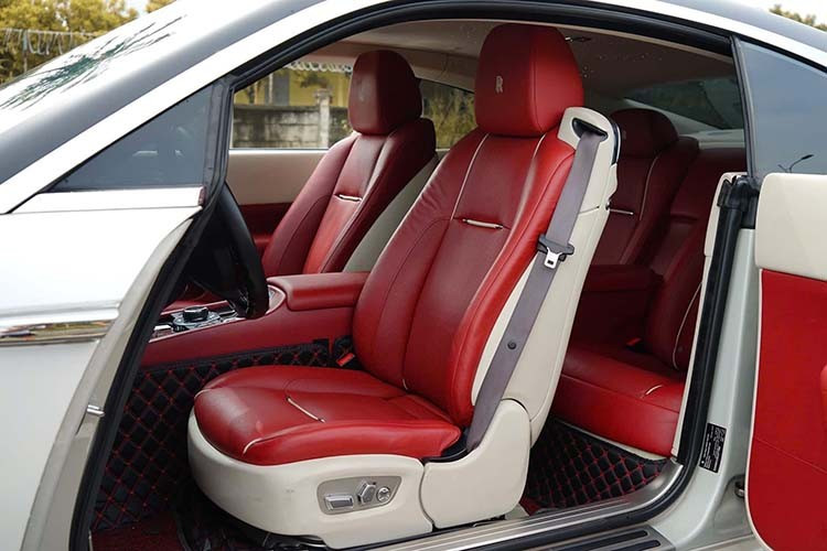 Rolls-Royce Wraith từng của Huấn hoa hồng ngoài bộ áo trắng còn có nội thất đỏ-trắng rất đẹp mắt, tinh tế, thậm chí, xe còn có sẵn trang bị bầu trời đầy sao, 1 tùy chọn dành cho khách hàng chọn mua xe Rolls-Royce Wraith Series I lúc bấy giờ.