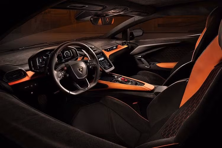 Theo công ty, gói Aero không chỉ mang tính thẩm mỹ, mà còn được thiết kế để "tăng lực ép xuống, giảm trọng lượng và cải thiện luồng khí". Tất cả các bộ phận đều được làm từ sợi carbon dệt pre-preg 2×2 được tạo hình bằng công nghệ lò hấp, được cho là tăng độ cứng và độ bền lên 20-30% so với sợi carbon thông thường.