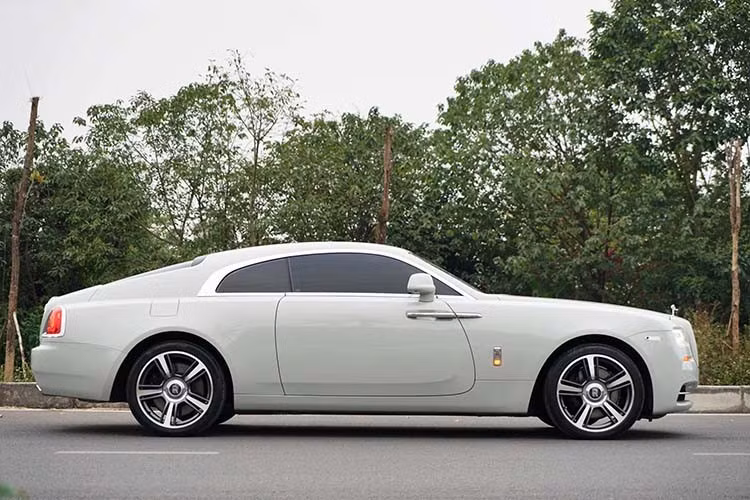 Đến nay, chiếc xe Rolls-Royce Wraith từng của "giang hồ mạng" Huấn hoa hồng đã có thông tin về giá bán mới, theo đó, chiếc xe này hiện có giá chào từ showroom ôtô cũ khiến không ít người giật mình.