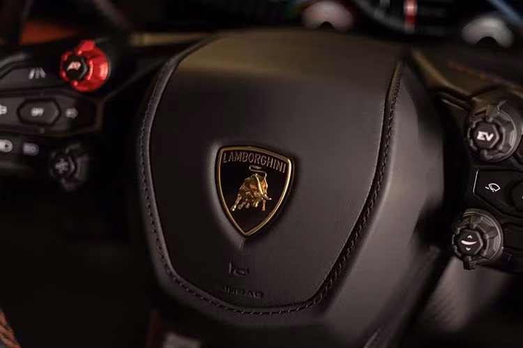 Một thông tin quan trọng khác dành cho chủ sở hữu Lamborghini là bộ bodykit Vorsteiner được lắp trực tiếp vào các điểm lắp OEM. Điều này có nghĩa là các sửa đổi có thể đảo ngược và việc lắp đặt chúng sẽ không gây ra bất kỳ hư hại nào cho siêu xe quý giá khi chủ nhân muốn về nguyên bản.