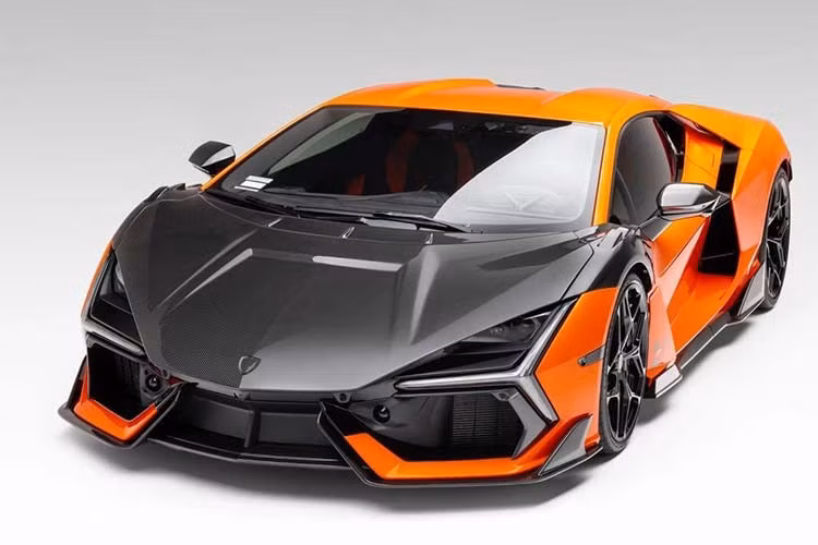 Nếu bạn muốn sở hữu trọn gói, hãy chuẩn bị chi tiêu thật nhiều vì nó sẽ ngốn của bạn 53.475 đô la. Con số này còn đắt hơn cả một chiếc VW Golf R hoàn toàn mới, có giá bán lẻ đề xuất khởi điểm là 47.100 đô la tại thị trường Mỹ. Tuy nhiên, nó chỉ là tiền lẻ so với bộ kit sợi carbon của DMC có thể lên tới 388.888 đô la.