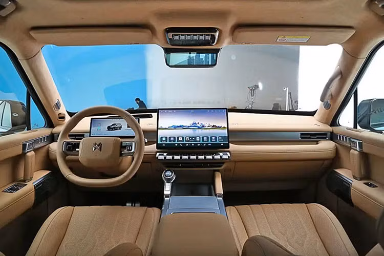 Khoang lái Warrior 817 gây ấn tượng với màn hình cong 15.6 inch chạy hệ điều hành HarmonyOS Cockpit 5.0 của Huawei, kết hợp cụm điều khiển dạng núm xoay và các công tắc bật/tắt phong cách hàng không.