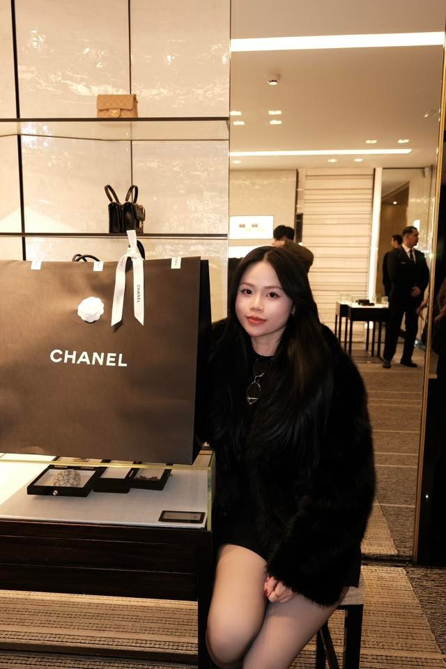 Tên tuổi của Huỳnh Anh từng phủ sóng mạnh mẽ trên mạng xã hội khi công khai hẹn hò với nam cầu thủ sinh năm 1997 vào năm 2020.