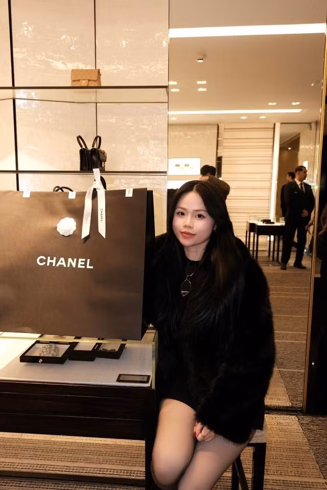 Tên tuổi của Huỳnh Anh từng phủ sóng mạnh mẽ trên mạng xã hội khi công khai hẹn hò với nam cầu thủ sinh năm 1997 vào năm 2020.