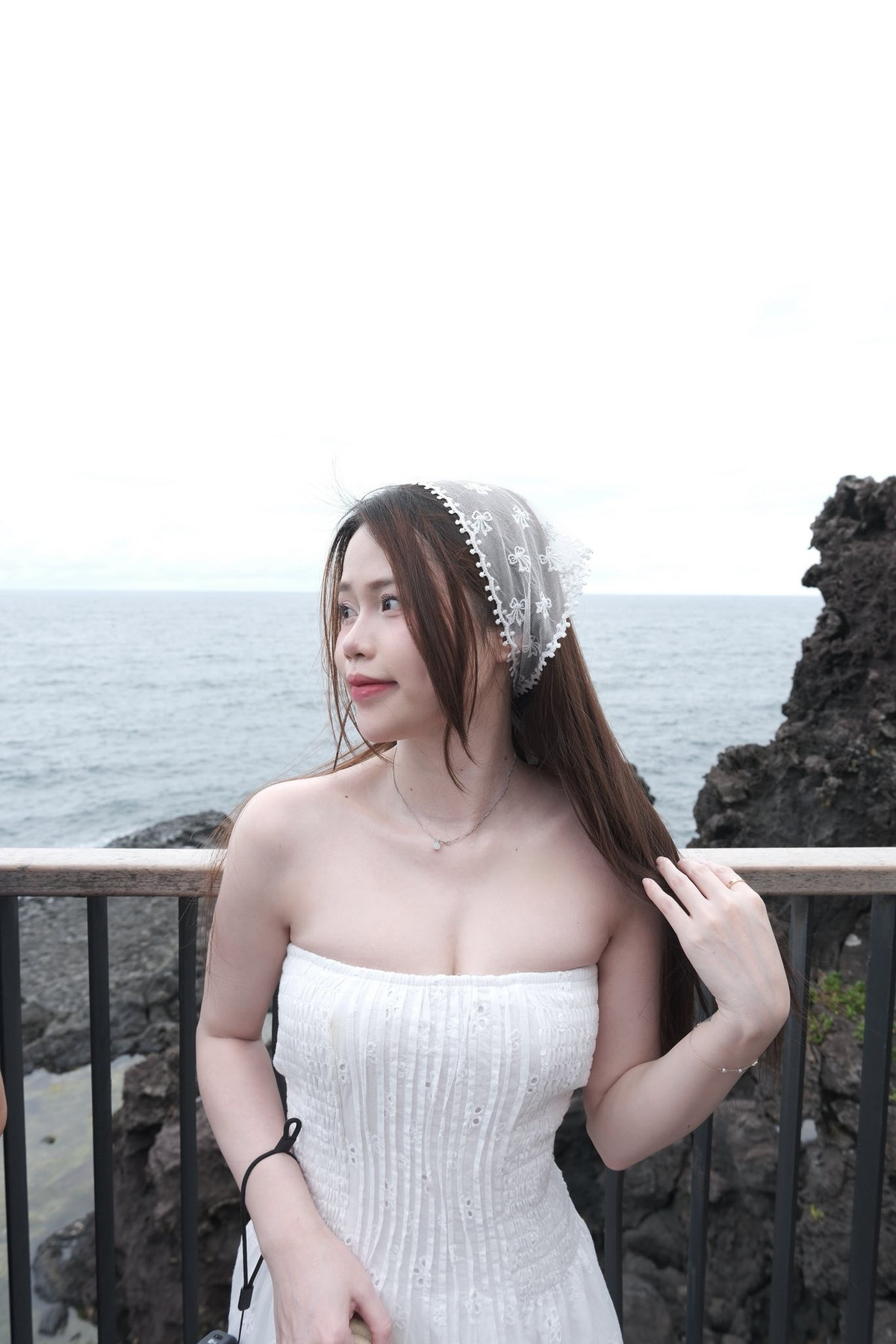 Sau chia tay, Huỳnh Anh chọn cuộc sống kín tiếng hơn. Thay vì xuất hiện dày đặc với chuyện đời tư, cô tập trung phát triển công việc KOL, hợp tác quảng bá cho nhiều nhãn hàng thời trang, làm đẹp. Bên cạnh đó, Huỳnh Anh còn thử sức ở vai trò MC, phát thanh viên, cho thấy hình ảnh ngày càng trưởng thành và đa dạng.