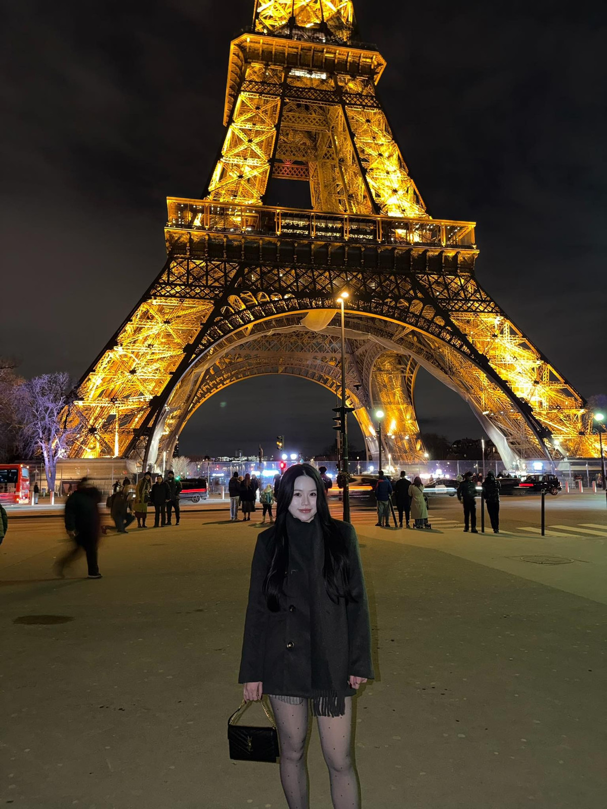 Trong quãng thời gian yêu nhau, Huỳnh Anh và nam cầu thủ thường xuyên xuất hiện trên khán đài để cổ vũ bạn trai, đồng thời được khen ngợi bởi mối quan hệ thân thiết với gia đình nam cầu thủ. Tuy nhiên, chuyện tình này khép lại vào cuối năm 2020 sau những ồn ào không mong muốn, để lại nhiều tiếc nuối cho người hâm mộ.