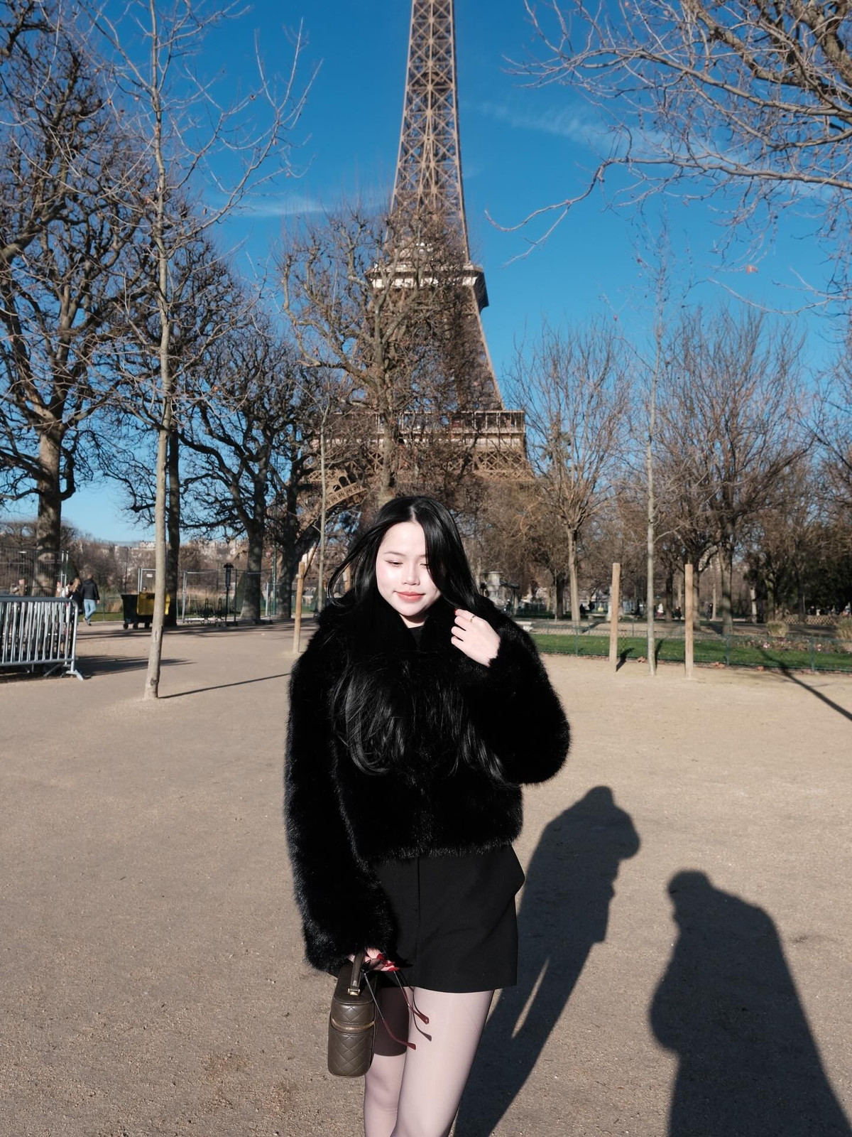 Dưới nền trời xanh trong vắt ban ngày hay ánh đèn vàng rực rỡ về đêm, Huỳnh Anh đều toát lên thần thái tự tin, sang chảnh.