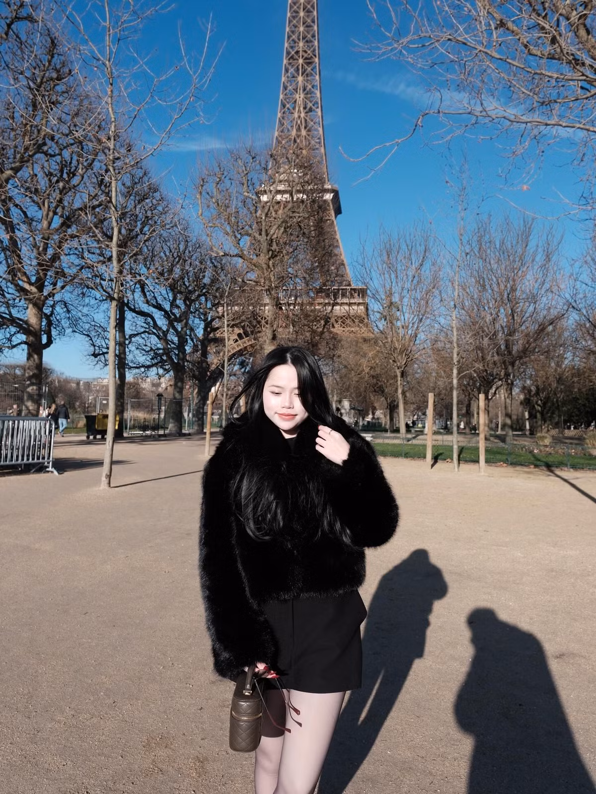 Dưới nền trời xanh trong vắt ban ngày hay ánh đèn vàng rực rỡ về đêm, Huỳnh Anh đều toát lên thần thái tự tin, sang chảnh.