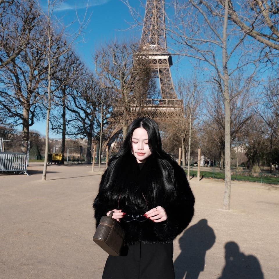 Mai Thị Huỳnh Anh vốn được biết đến là hot girl, KOL đến từ Nha Trang. Cô từng có thời gian dài du học tại Singapore, nhờ vậy sở hữu phong thái hiện đại cùng khả năng ngoại ngữ tốt. Chính nền tảng này giúp cô dễ dàng xây dựng hình ảnh cá nhân theo hướng thanh lịch, tri thức nhưng vẫn trẻ trung, thời thượng.