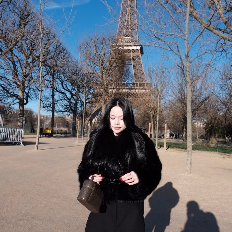 Mai Thị Huỳnh Anh vốn được biết đến là hot girl, KOL đến từ Nha Trang. Cô từng có thời gian dài du học tại Singapore, nhờ vậy sở hữu phong thái hiện đại cùng khả năng ngoại ngữ tốt. Chính nền tảng này giúp cô dễ dàng xây dựng hình ảnh cá nhân theo hướng thanh lịch, tri thức nhưng vẫn trẻ trung, thời thượng.