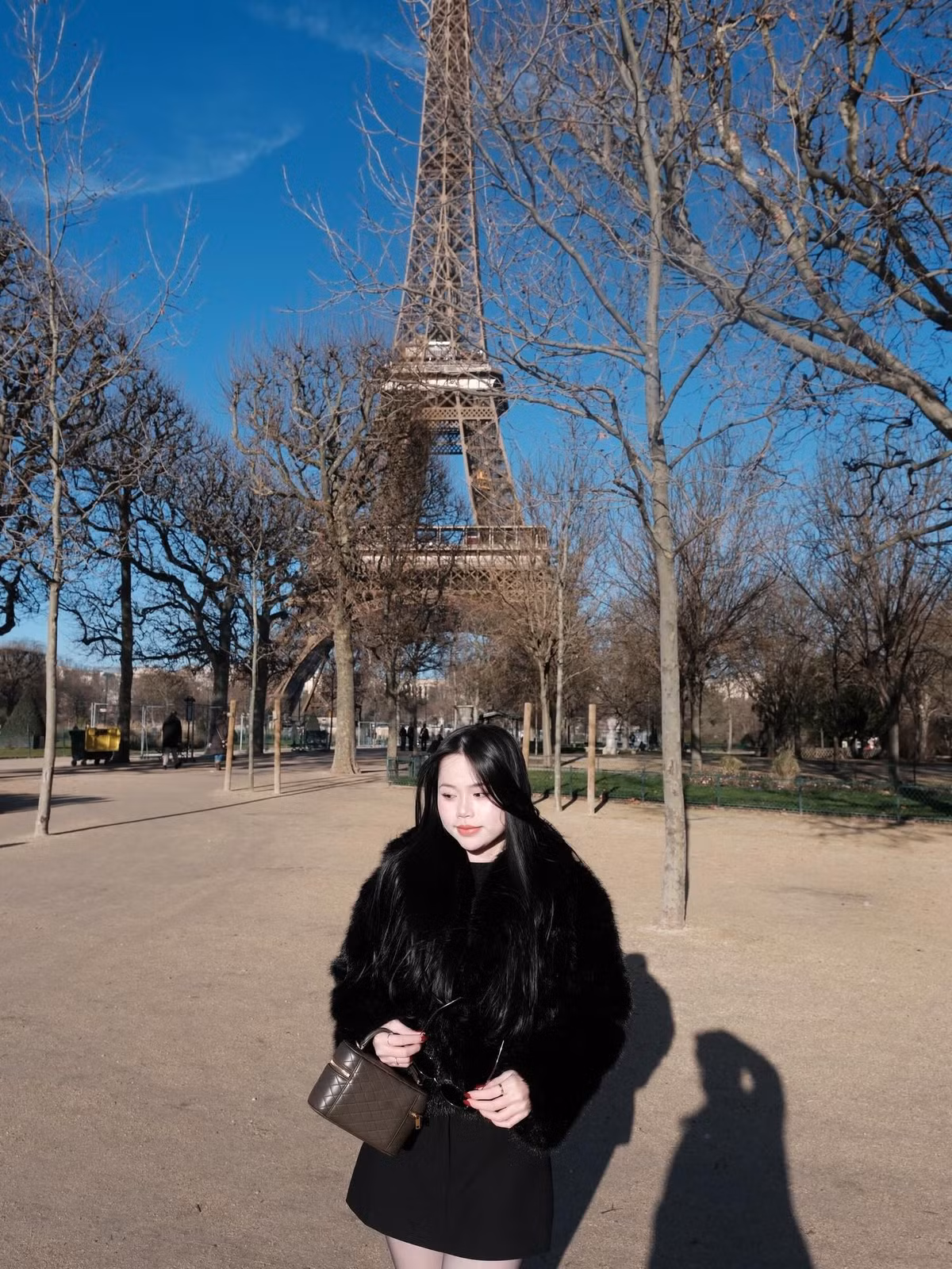 Giữa tiết trời se lạnh của thủ đô nước Pháp, Huỳnh Anh lựa chọn tông đen chủ đạo với áo khoác lông sang trọng kết hợp váy ngắn thanh lịch, túi xách hàng hiệu và mái tóc đen dài buông tự nhiên. Tổng thể outfit vừa mang hơi hướng cổ điển Parisian chic, vừa tôn lên vóc dáng thanh mảnh và làn da trắng nổi bật của cô nàng sinh năm 1999.