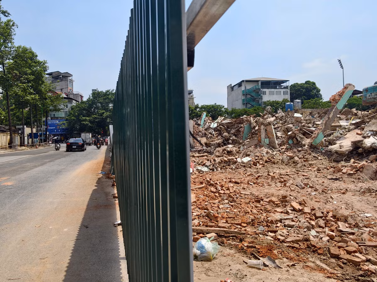 Khu đất này có tổng diện tích khoảng 9.078 m2, trong đó 1.555 m2 đất nằm trong chỉ giới đỏ, không được xây dựng công trình...