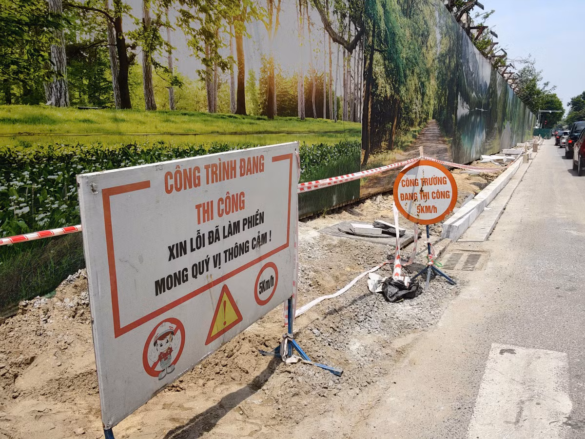 Tòa nhà được xây từ đầu thế kỷ 20, cách Quảng trường Ba Đình chỉ vài trăm mét.