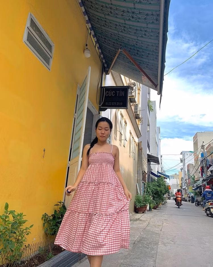 Tâm điểm của sự tranh cãi chính là cách tạo dáng chụp hình để lộ phần "lông cánh", khiến người chê, người bênh vực. Có người cho rằng Lê Thụy sống đúng với tính cách thật của mình và không ít ngôi sao quốc tế cũng làm như vậy khi bước lên thảm đỏ. Số khác lại không đồng tình, cho rằng hình ảnh để lộ "lông cánh" của nữ TikToker "mất thiện cảm", "ố dề".