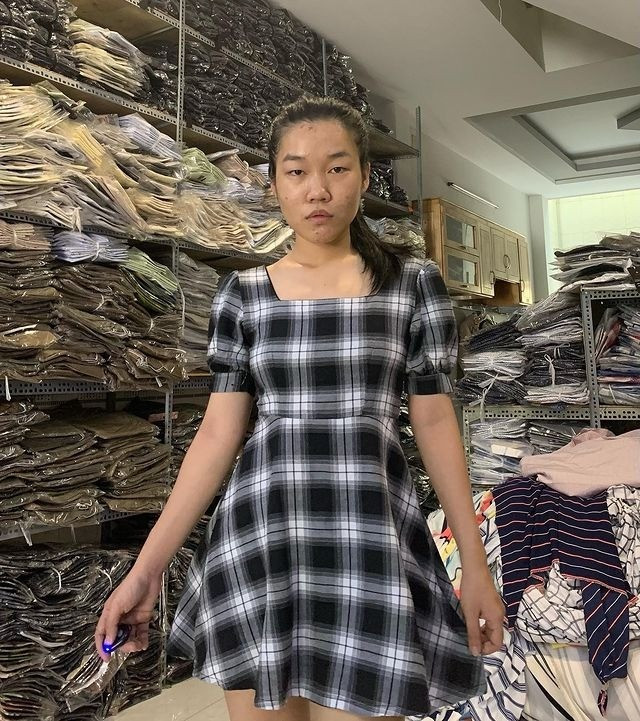 Vào năm 2021, Lê Thụy - cô nàng sinh năm 2000 nổi lên như một hiện tượng nhờ câu nói "Uống coconut không?". Công việc chính của cô nàng vốn dĩ không phải là TikToker mà là bán buôn và kinh doanh online.