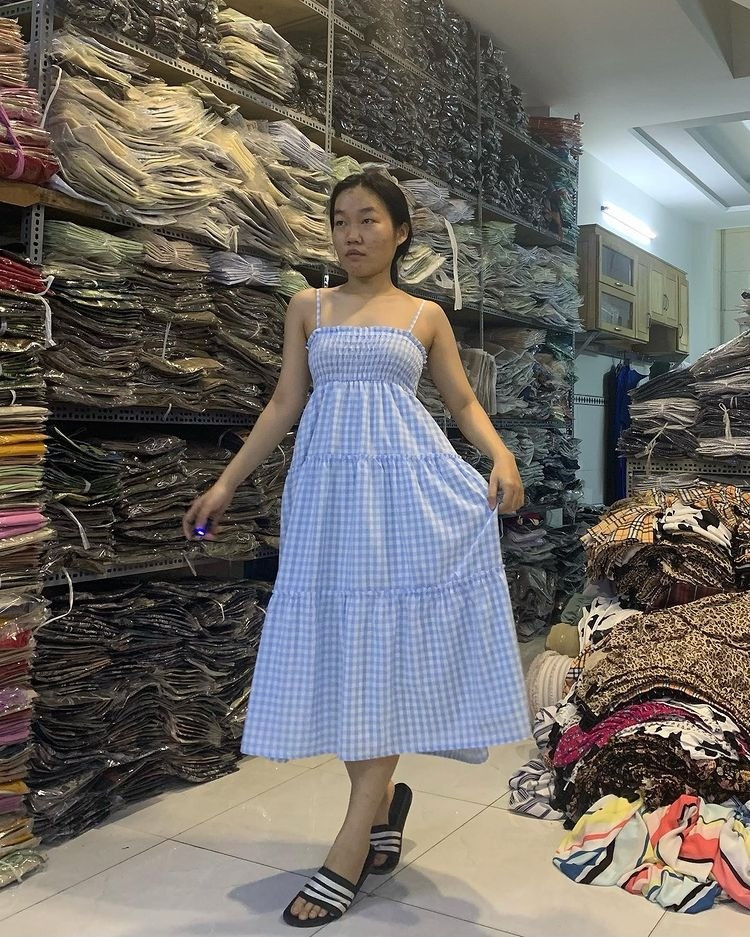 Hồi năm 2022, Lê Thụy từng khiến khán giả vô cùng bất ngờ khi không ngần ngại chia sẻ ảnh đi dự sự kiện mà chưa vệ sinh… "lông cánh". Cụ thể, nữ TikToker chọn một set trang phục vô cùng nổi bật gồm váy hoa mang tông màu tím hồng, đeo túi xách gần tông, đi sandal cao gót quai mảnh.