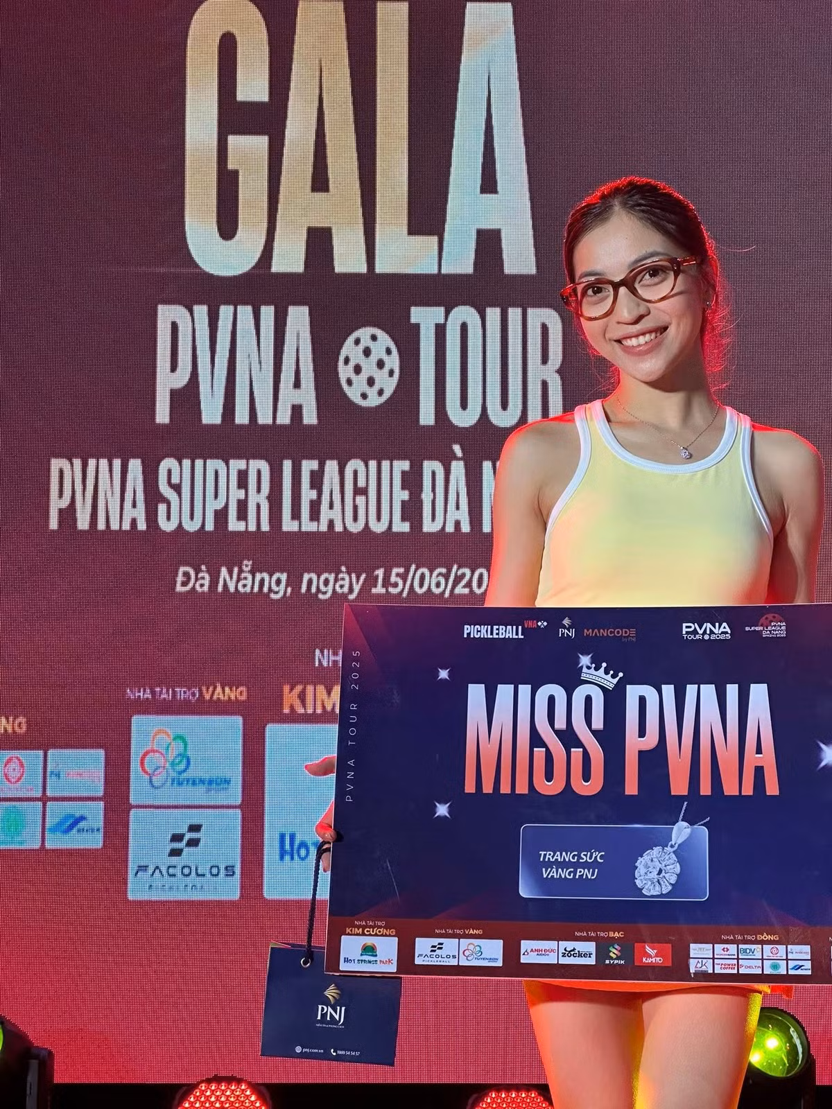 Cách đây 2 tháng, Nhật Lê cùng người đồng đội của mình cũng vừa giành chức vô địch ở nội dung đồng đội nữ. Chỉ trong vòng 2 tháng cựu WAG sinh năm 1999 đã giành tới 2 chức vô địch.