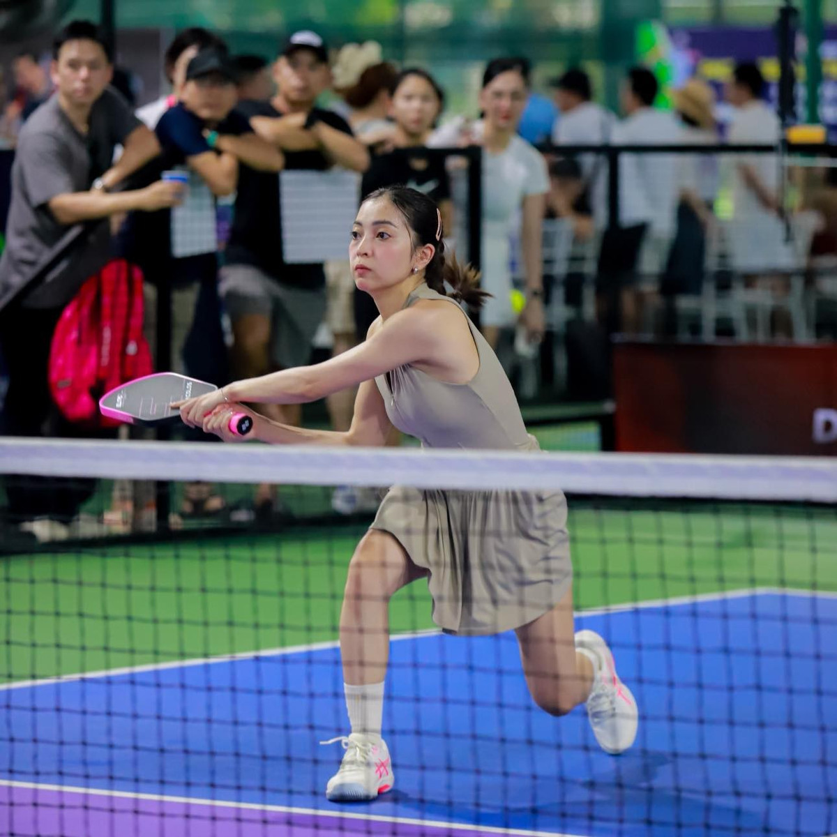 Xuất hiện trên sân pickleball, Nhật Lê luôn gây ấn tượng với vóc dáng săn chắc, làn da trắng hồng và nụ cười tươi tắn. Cô thường diện những trang phục thể thao đơn giản nhưng tôn lên sự trẻ trung và năng động.