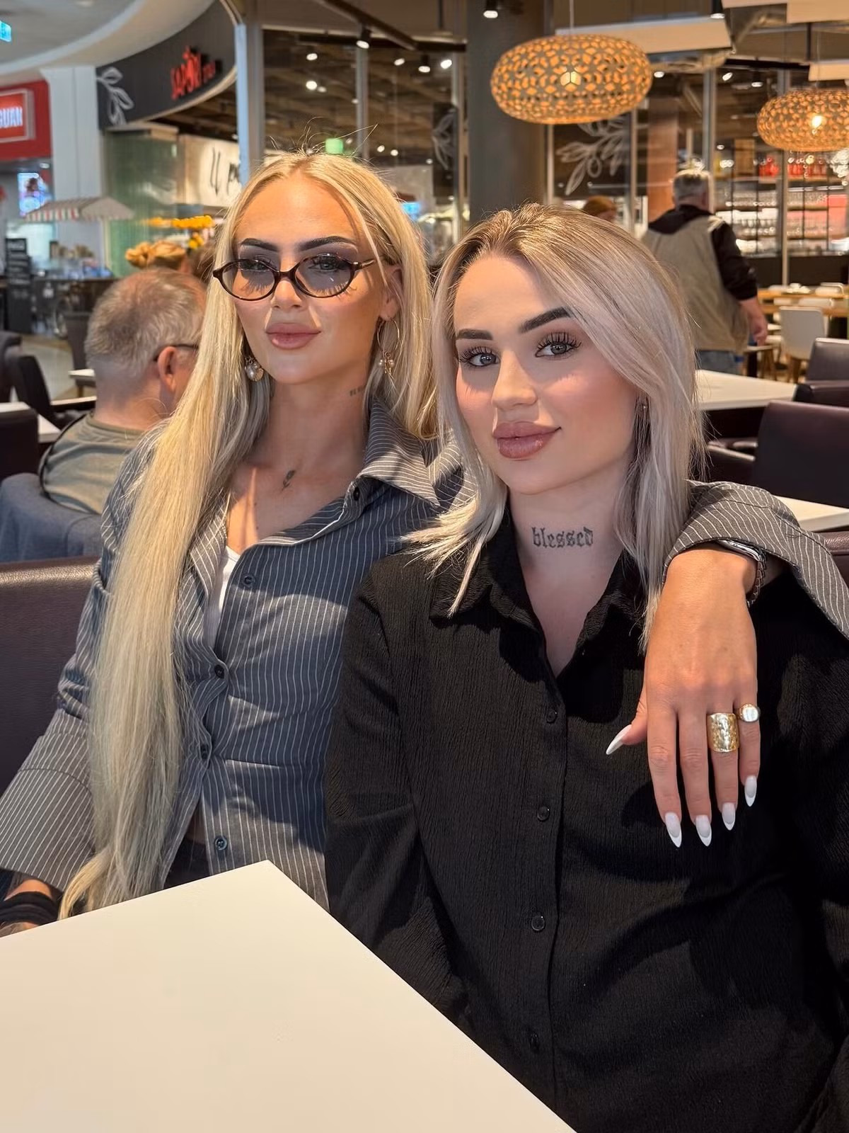 Alisha Lehmann (trái) là cái tên không còn xa lạ với người hâm mộ bóng đá trên toàn thế giới, không chỉ bởi tài năng trên sân cỏ mà còn bởi vẻ đẹp rạng rỡ và sức hút khó cưỡng.