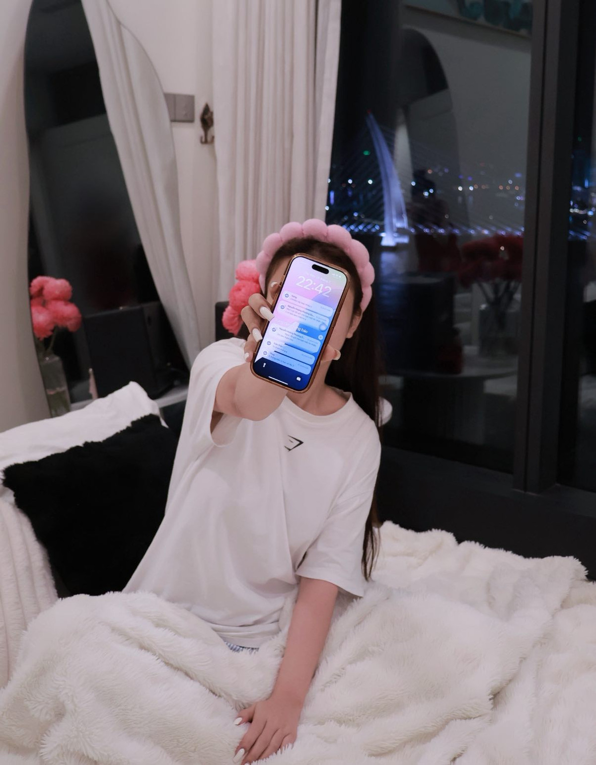 Mặt khác, cũng có không ít người đối lập, cho rằng việc xây dựng hình ảnh gợi cảm là phong cách cá nhân. Cô nàng hoàn toàn có quyền thể hiện, miễn không vi phạm quy định nền tảng. Hơn nữa, đây cũng là một cách minh họa chân thật cho công dụng của những sản phẩm được quảng cáo, giúp đạt doanh số tốt hơn. Ảnh sử dụng trong bài: Facebook N.H.P.D.