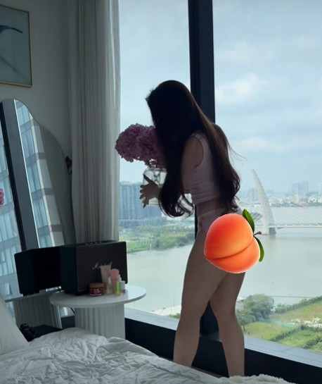 Khác với các hot girl cũng bán hàng online, N.H.P.D sử dụng loạt content khá táo bạo để gây sự chú ý. Cô nàng này thường xuyên "khoe body" trong các video, thậm chí có cả những màn "dí sát" camera, khiến nhiều khán giả không khỏi giật mình sửng sốt.