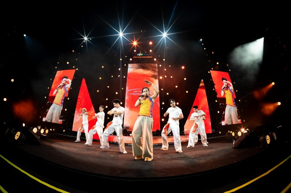 View - Sơn Tùng M-TP khuấy đảo sân khấu Chào tân sinh viên hoành tráng nhất Hà Nội | Báo Tri thức và Cuộc sống - TIN TỨC PHỔ BIẾN KIẾN THỨC 24H