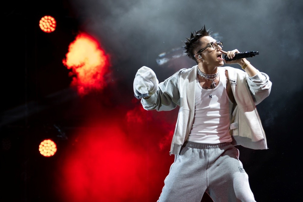 Tối 18/9, Sơn Tùng M-TP, (S)TRONG Trọng Hiếu, RHYDER, Ngô Lan Hương, Vũ Phụng Tiên, Minh Tốc &amp; Lam cùng hàng chục nghìn khán giả tạo nên một đại tiệc âm nhạc bùng nổ cảm xúc tại chương trình Chào tân sinh viên có “1-0-2” của Trường Cao đẳng FPT Polytechnic.