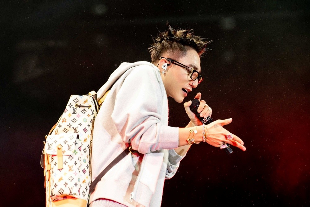 View - Sơn Tùng M-TP khuấy đảo sân khấu Chào tân sinh viên hoành tráng nhất Hà Nội | Báo Tri thức và Cuộc sống - TIN TỨC PHỔ BIẾN KIẾN THỨC 24H