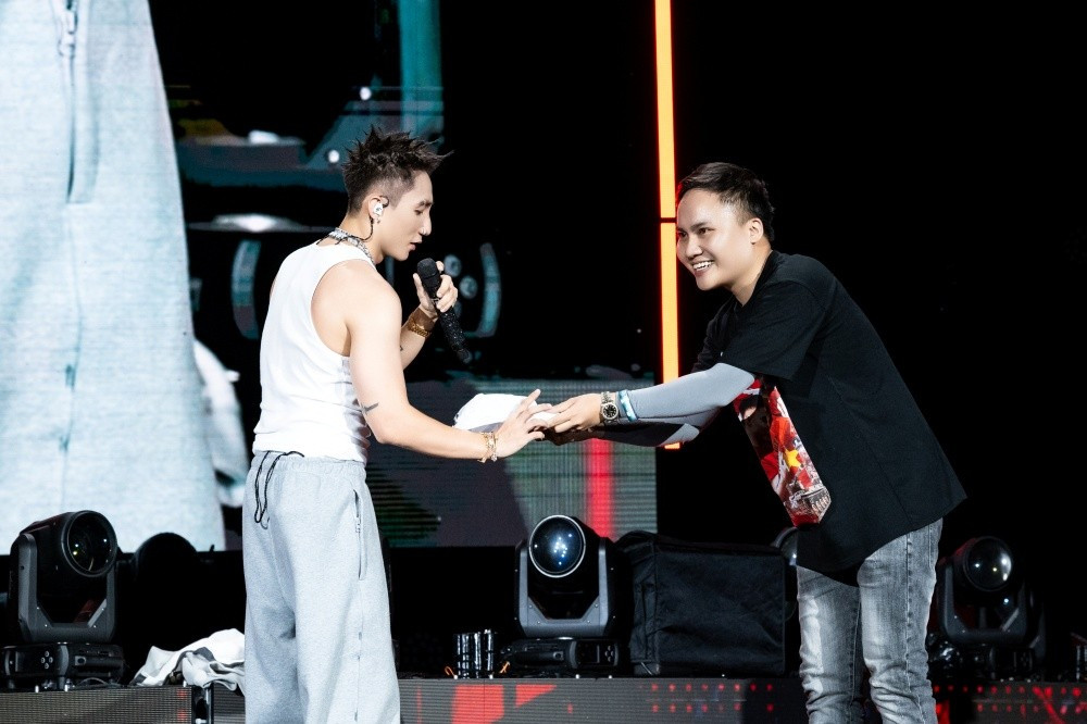 View - Sơn Tùng M-TP khuấy đảo sân khấu Chào tân sinh viên hoành tráng nhất Hà Nội | Báo Tri thức và Cuộc sống - TIN TỨC PHỔ BIẾN KIẾN THỨC 24H