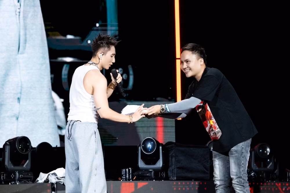 Xuất hiện trong concert trường học, Sơn Tùng M-TP lại mang đến phần intro mới với ngàn lời yêu, vừa “đốn tim”, vừa năng lượng, tươi trẻ. Liên tiếp những ca khúc mashup Cơn Mưa Ngang Qua - Nắng Ấm Xa Dần được phối lại theo cách hoàn toàn mới, Em Của Ngày Hôm Qua đầy ấn tượng, Đừng Làm Trái Tim Anh Đau dễ thương khiến các fan đi từ ngạc nhiên này đến ngạc nhiên khác, phấn khích hát theo cùng thần tượng.