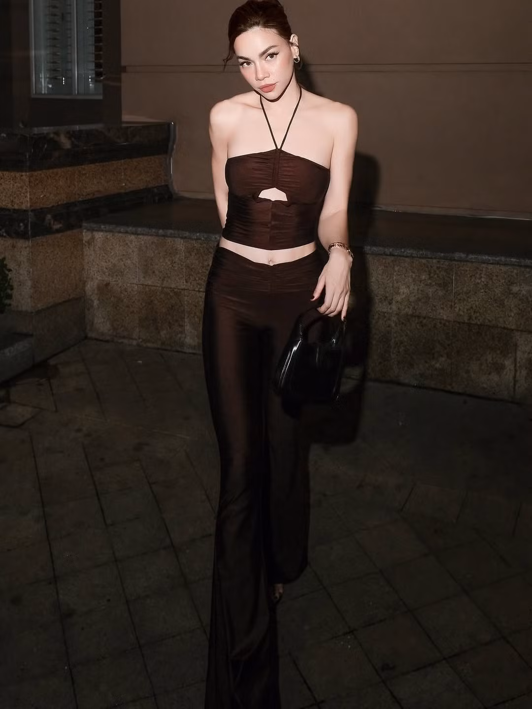 Một lần nữa, bà mẹ 3 con hot nhất nhì Vbiz khẳng định vị thế biểu tượng thời trang hàng đầu Vbiz với khả năng biến hóa linh hoạt trong mỗi lần xuất hiện.