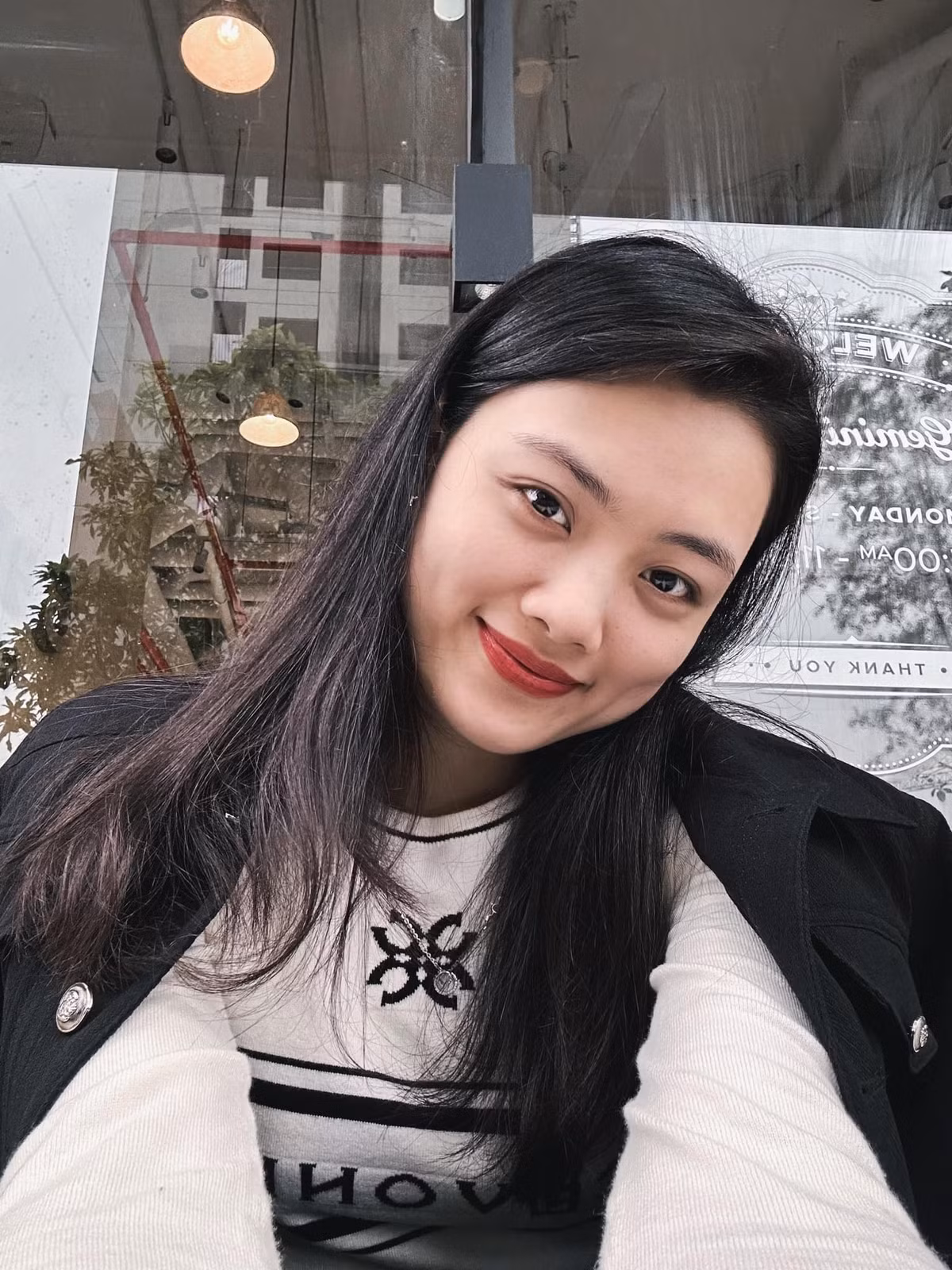 Đây không phải là lần đầu tiên người nổi tiếng bị mạo danh trên mạng xã hội. Vụ việc của Nguyễn Thu Hoài một lần nữa là hồi chuông cảnh tỉnh cho tất cả người dùng Internet: Luôn phải xác minh kỹ lưỡng thông qua cuộc gọi trực tiếp khi nhận được bất kỳ yêu cầu chuyển tiền nào qua tin nhắn, ngay cả khi đó là người thân hay bạn bè.