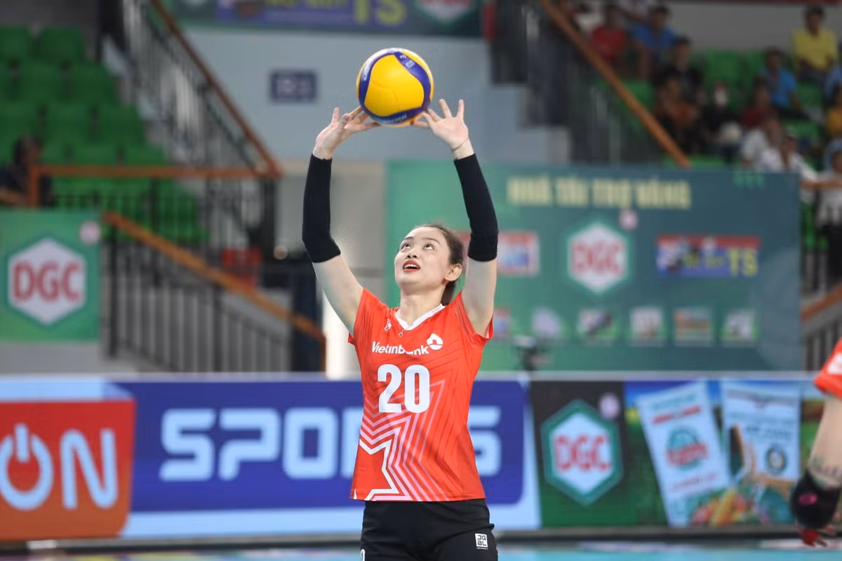 Trong bài đăng của mình, Nguyễn Thu Hoài đã công khai loạt ảnh chụp màn hình tin nhắn mà cô nhận được từ người quen. Những hình ảnh này chính là bằng chứng tố cáo thủ đoạn lừa đảo của đối tượng mạo danh.