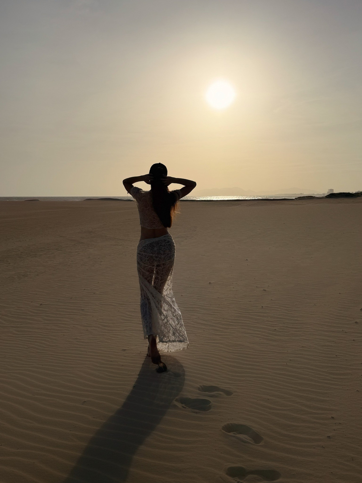 Không cần tạo dáng cầu kỳ, Hồ Ngọc Hà vẫn ghi điểm nhờ thần thái sang trọng và khí chất “nữ hoàng”. Gương mặt thanh tú, sống mũi cao, bờ môi quyến rũ cùng mái tóc dài buông nhẹ giúp cô giữ vững hình ảnh biểu tượng nhan sắc của showbiz Việt suốt nhiều năm qua.