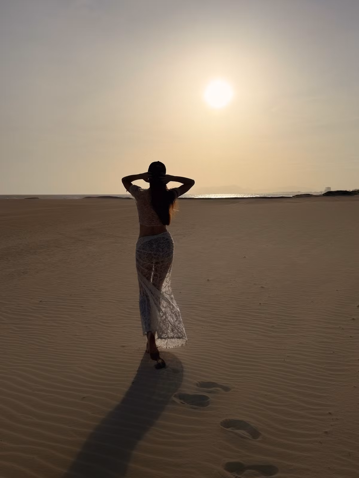 Không cần tạo dáng cầu kỳ, Hồ Ngọc Hà vẫn ghi điểm nhờ thần thái sang trọng và khí chất “nữ hoàng”. Gương mặt thanh tú, sống mũi cao, bờ môi quyến rũ cùng mái tóc dài buông nhẹ giúp cô giữ vững hình ảnh biểu tượng nhan sắc của showbiz Việt suốt nhiều năm qua.