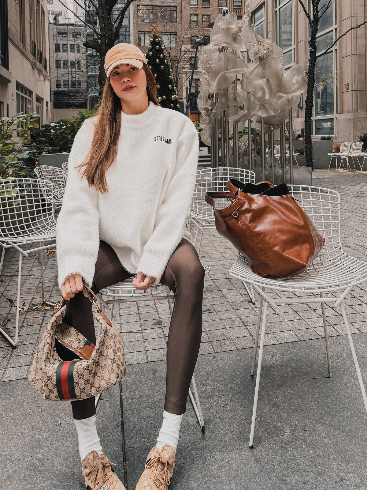 Không chỉ dừng lại ở ca hát, Hồ Ngọc Hà còn tham gia diễn xuất trong các bộ phim như Hoa cỏ may, 39 độ yêu, đồng thời đảm nhiệm vai trò giám khảo ở nhiều chương trình truyền hình thực tế. Song song đó, cô còn hoạt động kinh doanh, xây dựng hình ảnh một nghệ sĩ – doanh nhân bản lĩnh, biết làm mới bản thân qua từng giai đoạn.