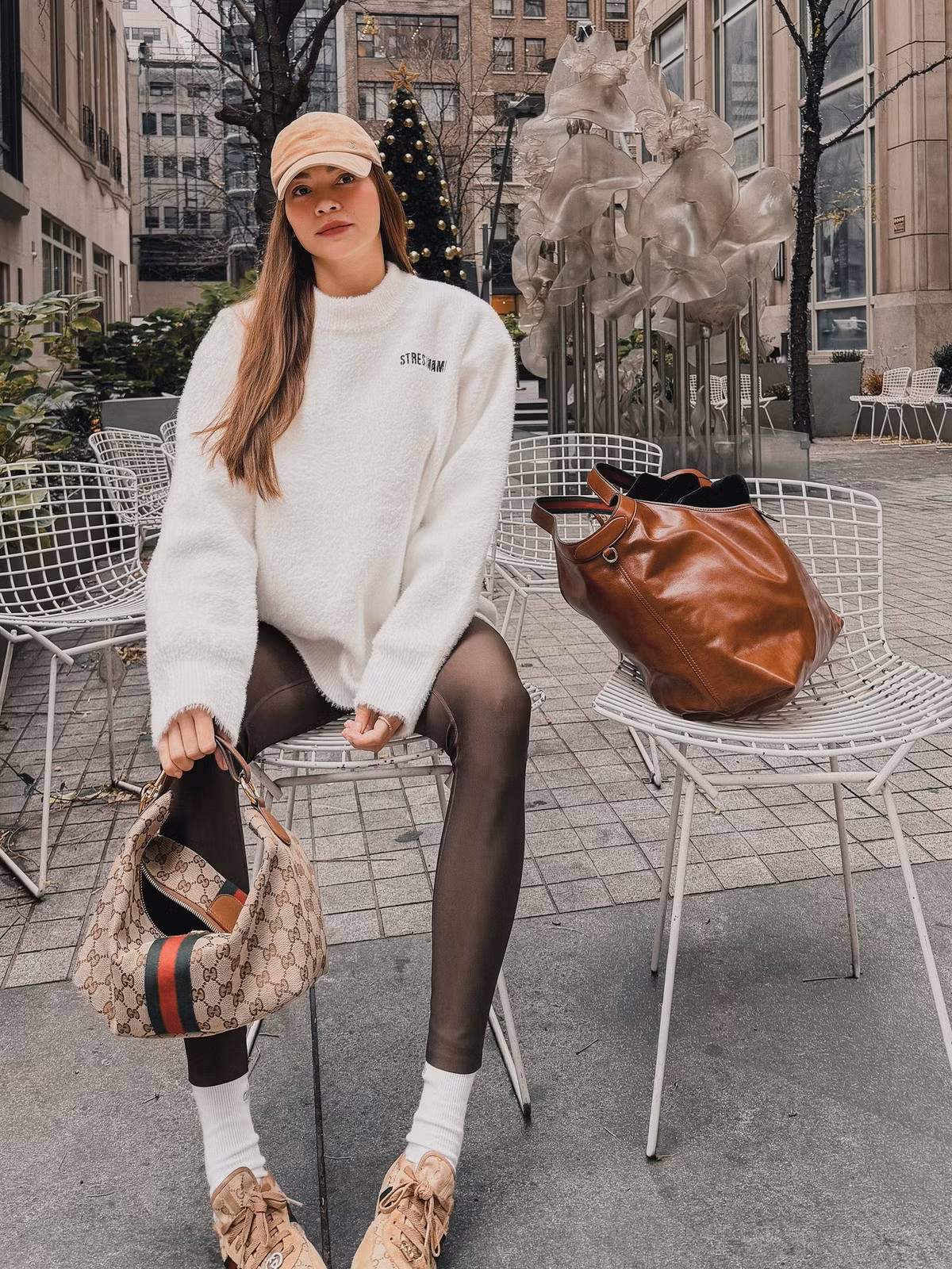 Không chỉ dừng lại ở ca hát, Hồ Ngọc Hà còn tham gia diễn xuất trong các bộ phim như Hoa cỏ may, 39 độ yêu, đồng thời đảm nhiệm vai trò giám khảo ở nhiều chương trình truyền hình thực tế. Song song đó, cô còn hoạt động kinh doanh, xây dựng hình ảnh một nghệ sĩ – doanh nhân bản lĩnh, biết làm mới bản thân qua từng giai đoạn.