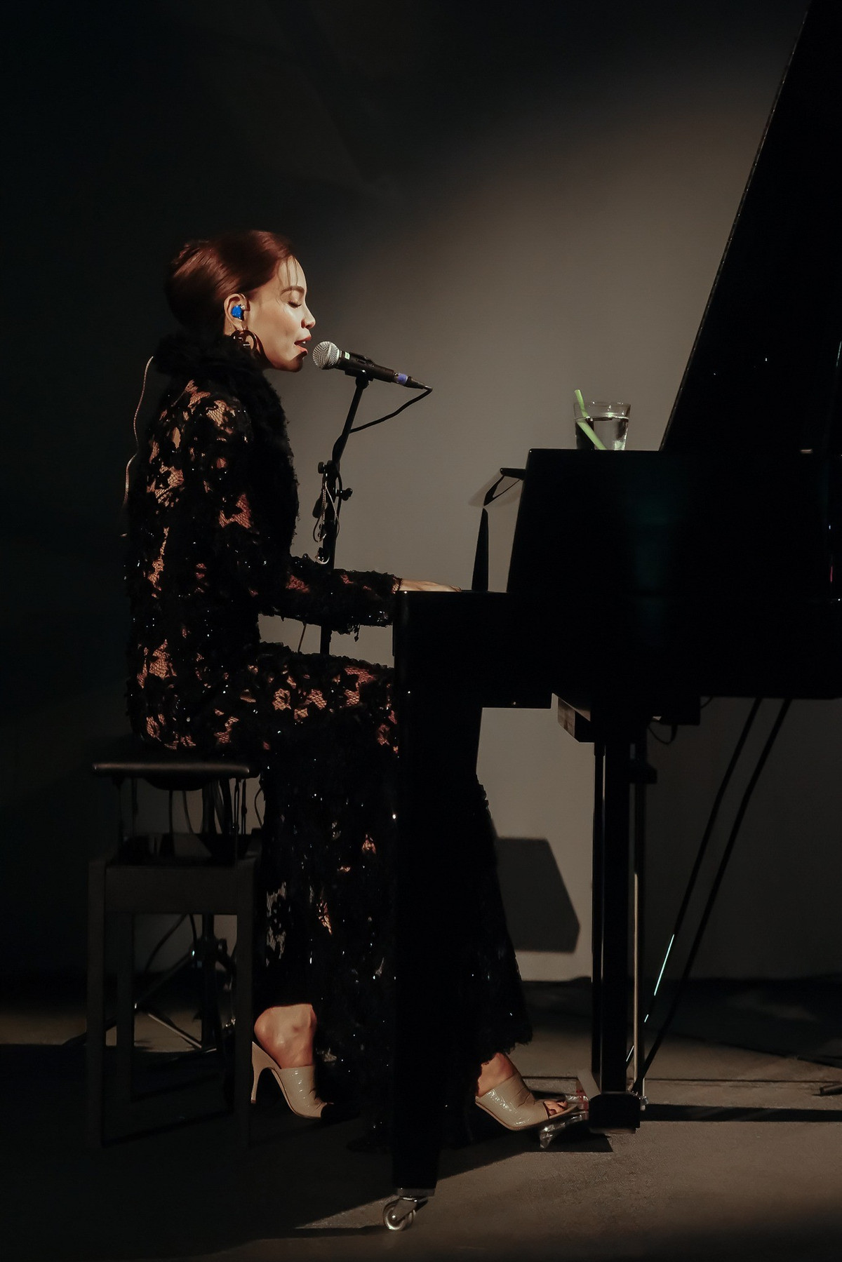 Hồ Ngọc Hà sinh năm 1984, là một trong những nghệ sĩ đa năng và có sức ảnh hưởng lớn nhất của làng giải trí Việt. Bắt đầu sự nghiệp với vai trò người mẫu từ cuối thập niên 1990, cô sớm ghi dấu ấn khi giành Giải nhất Siêu mẫu Việt Nam 2001 và Giải nhì Tìm kiếm Siêu mẫu châu Á 2002.