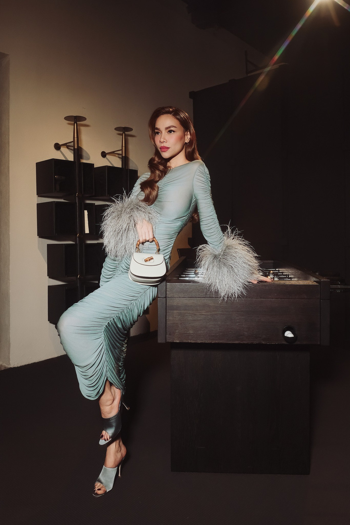 Nhiều khán giả nhận xét, vẻ đẹp của Hồ Ngọc Hà ngày càng mặn mà theo thời gian, là sự kết hợp hài hòa giữa nét gợi cảm, bản lĩnh và trải nghiệm sống.