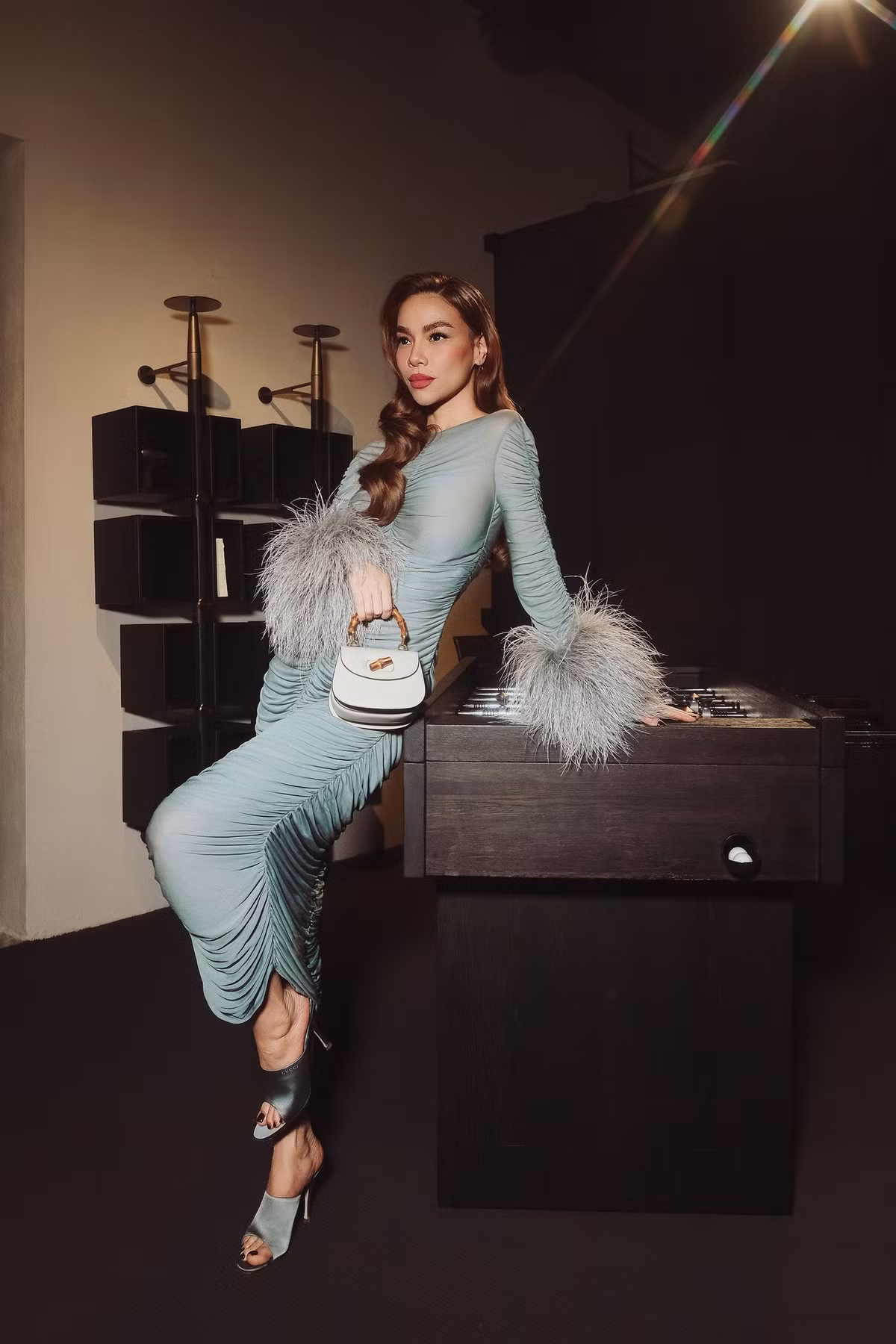 Nhiều khán giả nhận xét, vẻ đẹp của Hồ Ngọc Hà ngày càng mặn mà theo thời gian, là sự kết hợp hài hòa giữa nét gợi cảm, bản lĩnh và trải nghiệm sống.