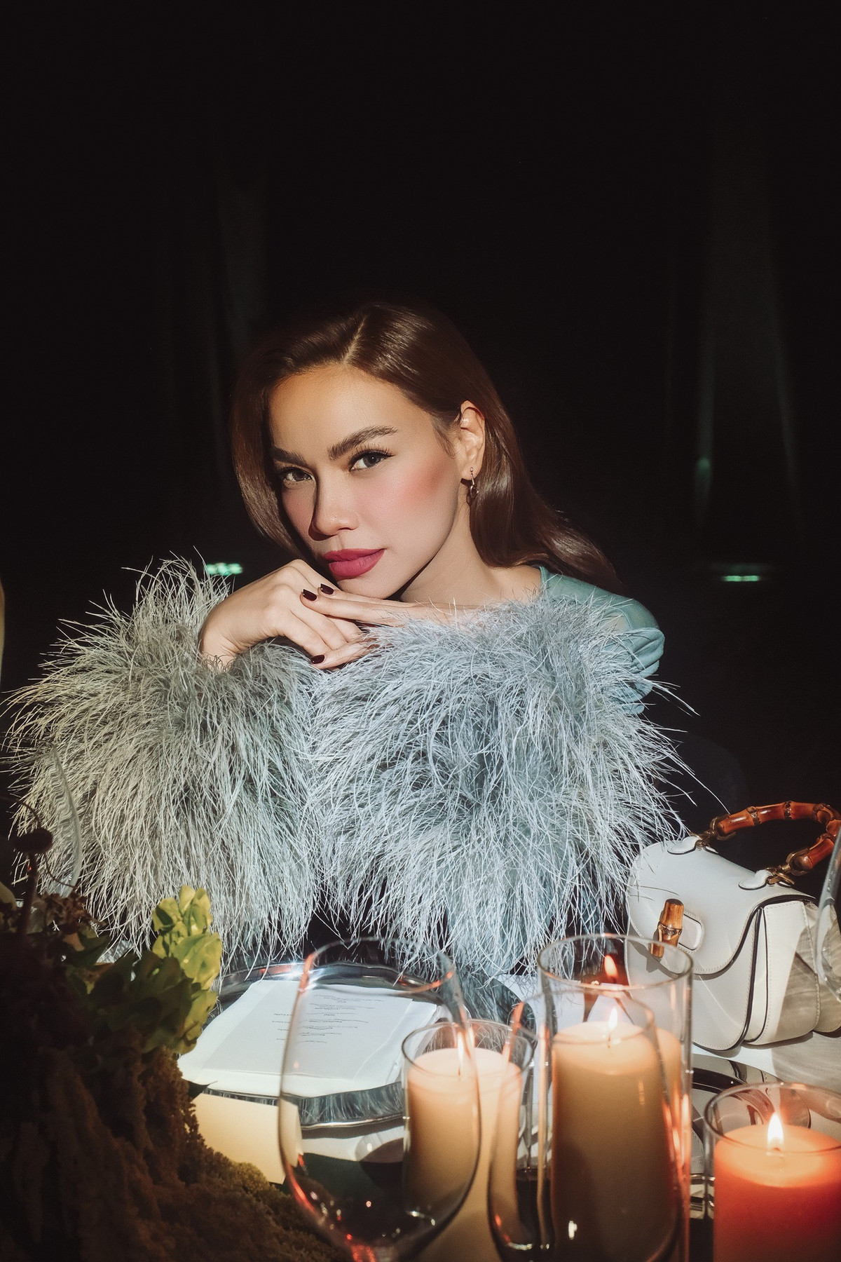 Từ sàn catwalk, Hồ Ngọc Hà chuyển hướng sang âm nhạc và nhanh chóng gặt hái thành công với loạt album, ca khúc hit, trở thành nữ ca sĩ hàng đầu V-pop. Những giải thưởng uy tín như Cống hiến, Làn Sóng Xanh là minh chứng cho vị thế bền vững của cô trong làng nhạc.